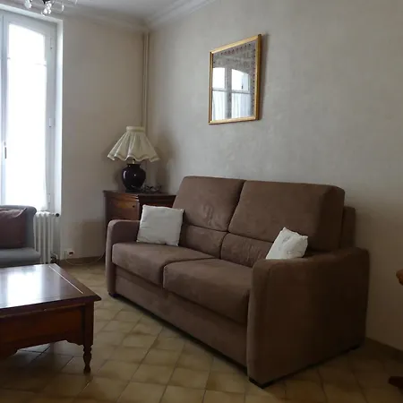 Charmante Mancelle A Louer Pour Evenement Circuit 24h לה מאנש